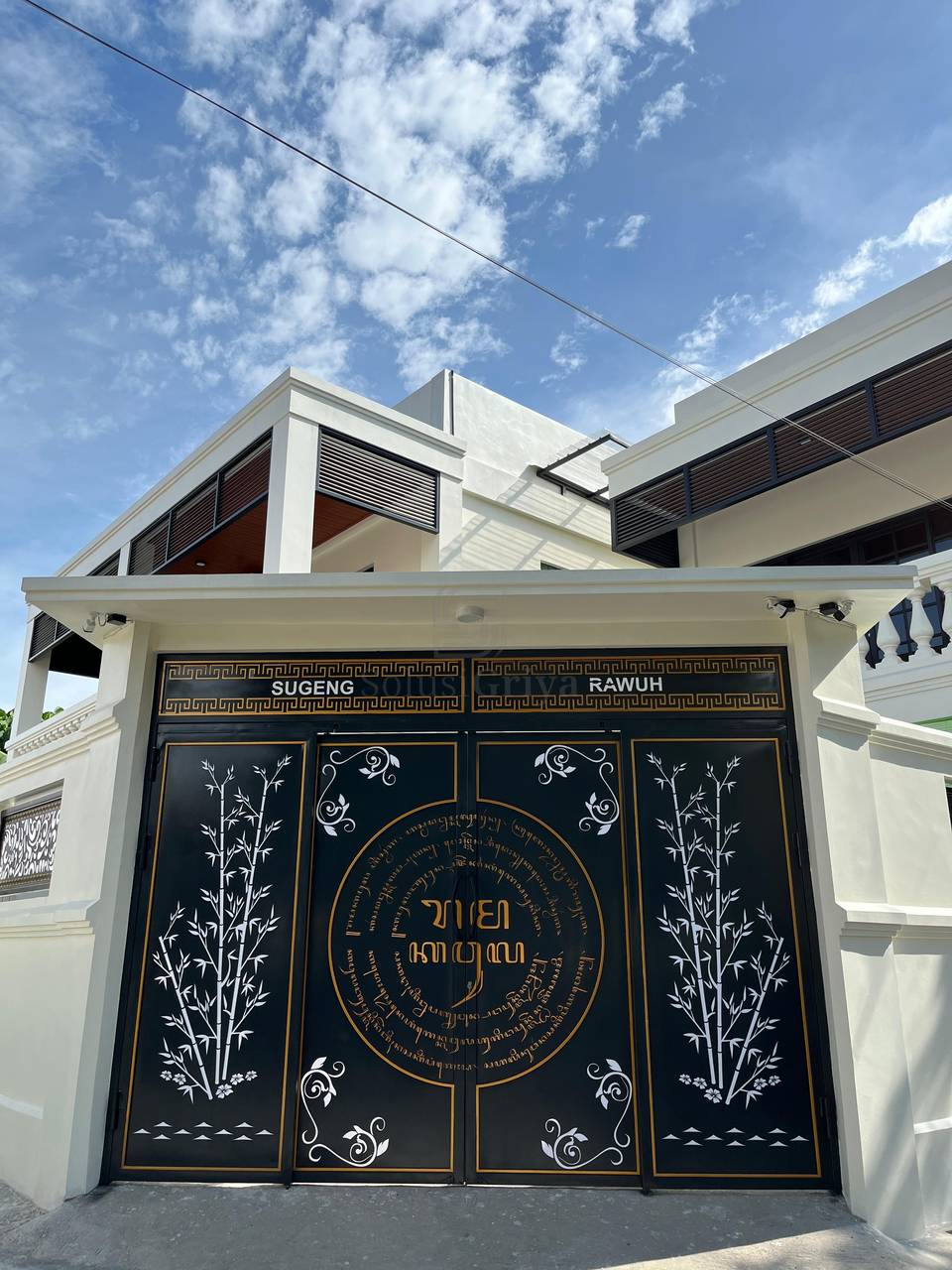 Pintu sliding swing custom untuk rumah modern di Yogyakarta